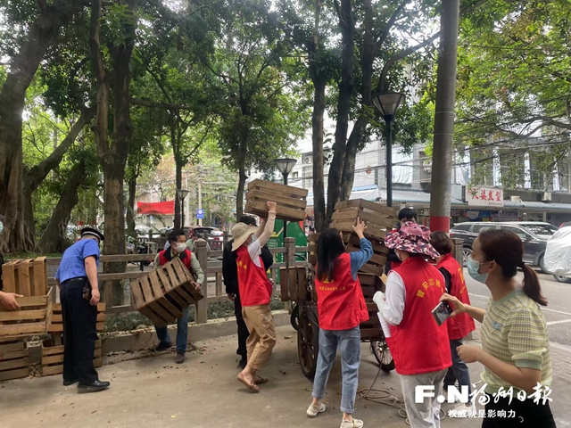 晉安志愿者擦亮“花漾三環路”