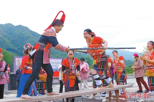 奮發進取三十年 同心共筑新未來 日溪畬鄉繪新景 綠水青山帶笑顏 奮發進取三十年 同心共筑新未來 日溪畬鄉繪新景 綠水青山帶笑顏