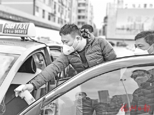 火車站出租車防疫保障點(diǎn)13天運(yùn)送49名武漢籍旅客