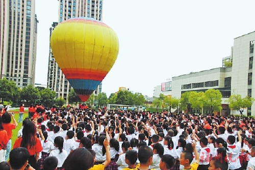 新學年開學，開成了“創意大賽”  晉安榕博小學　熱氣球空降“校長伯伯”