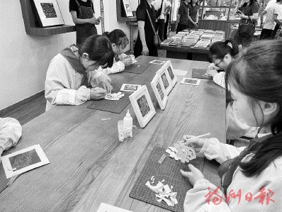 從西園中心小學(xué)看到新希望，市人大常委會(huì)執(zhí)法檢查組建議——  讓更多實(shí)用精巧軟木畫進(jìn)入尋常百姓家