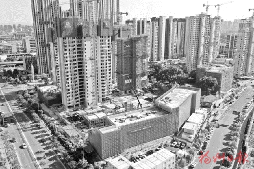 腳手架搭起“水立方”，海棠吊蘭種出綠蔭圍擋……  榕城工地大變樣