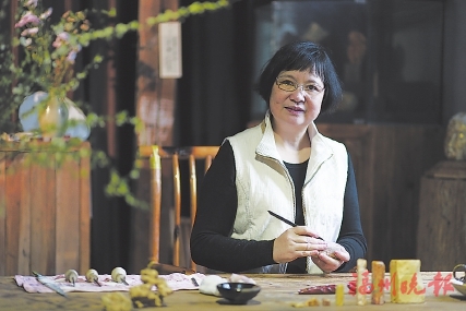 壽山石雕界唯一的女性中國工藝美術大師  黃麗娟：讓堅硬頑石帶上藝術柔情