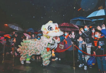 雨中花燈分外明 福聚晉安人氣旺 雨中花燈分外明 福聚晉安人氣旺
