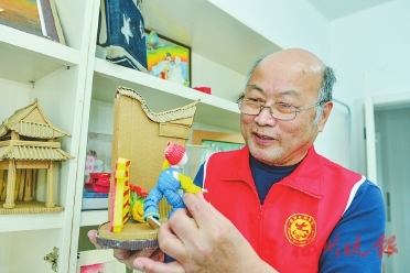“有福之州　幸福老人”系列報道之五　他傳播福州話20多年；他年過七十仍在當環保老師……  看，福州幸福老人的“樂”模樣