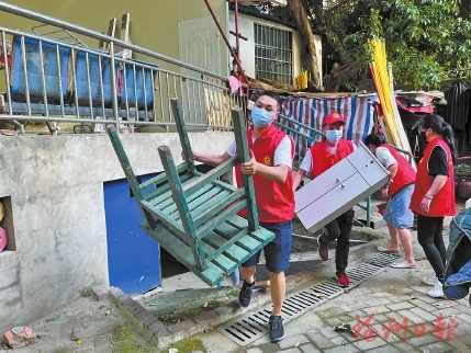 網(wǎng)格黨員服務(wù)“零距離”　紅色“管家”社區(qū)顯能  黨建引領(lǐng)小區(qū)“變形計(jì)”