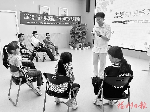 服務(wù)溫暖他人　發(fā)展面臨挑戰(zhàn)  社工站里的甜酸苦辣