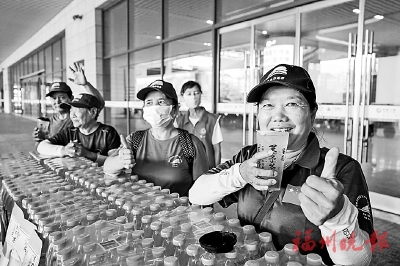 “愛心茶攤”為火車站志愿者送清涼  送出6000瓶瓶裝水、100份茶葉禮包和50杯茶飲