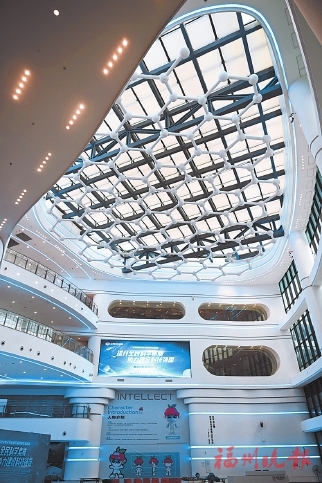 探秘科技館新館　好炫好酷好玩  外墻為光譜墻，內設七大展廳，還有超大雙屏球幕影院，擬11月底正式開放