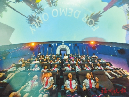探秘科技館新館　好炫好酷好玩  外墻為光譜墻，內設七大展廳，還有超大雙屏球幕影院，擬11月底正式開放