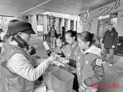 小手拉大手 引領(lǐng)新風(fēng)尚 晉安垃圾分類宣傳“走新”更“走心” 小手拉大手 引領(lǐng)新風(fēng)尚 晉安垃圾分類宣傳“走新”更“走心”