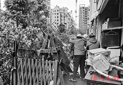 □福州市“兩違”綜合治理  晉安城管快速出擊　拆除小區一處雜搭