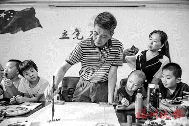 老有所為　七旬老人免費教國畫