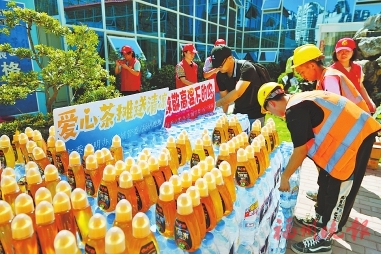 “送清涼”小分隊(duì)昨首發(fā)  2萬瓶“愛心水”送給一線勞動(dòng)者