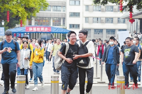 考場外風景動人