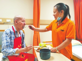 在養老服務照料中心兼職當護理員 張姚娟：樂當老人“開心果”