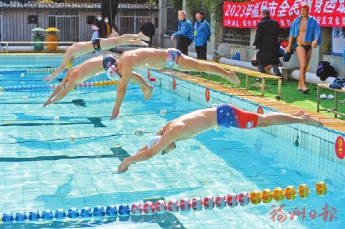 福州冬泳比賽已連續(xù)舉辦37屆  挑戰(zhàn)嚴寒　百余選手“泳”往無前