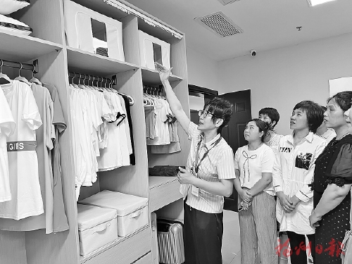福州市海峽家政服務中心揭牌，首個巾幗家政驛站同時啟用  促進婦女就業　新平臺如何發揮效用