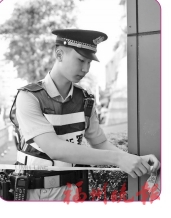 那些年的考生　如今站上護考一線  他們以民警身份，守護學子們順利應考