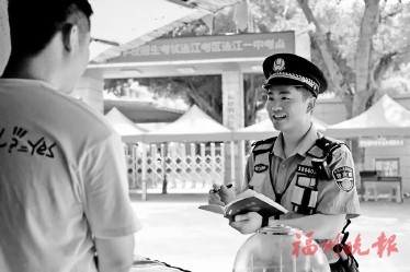 那些年的考生　如今站上護考一線  他們以民警身份，守護學子們順利應考