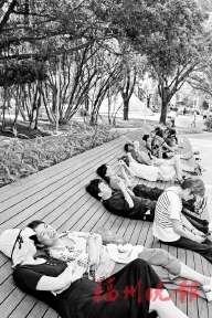 福州公園將迎“躺平”升級  首批11張“躺平椅”年內將試點設置到市管各大公園，讓市民休憩更愜意