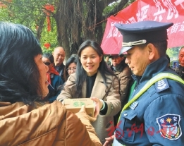 【網(wǎng)絡(luò)中國(guó)節(jié)·春節(jié)】寫春聯(lián)送盆栽　濃濃春意鬧鼠年